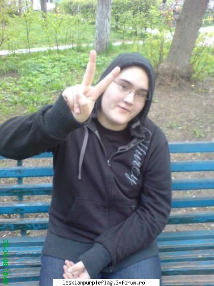 salutari! sunt andreea, am 18 ani, sunt fumatoare si dependenta de ipod-ul meu. imi place sa ma