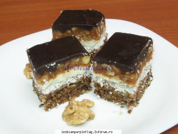sau si mai buna este tarta cu ciocolata si caramel. e una din mele.

ai nevoie de: 200 g biscuiti g